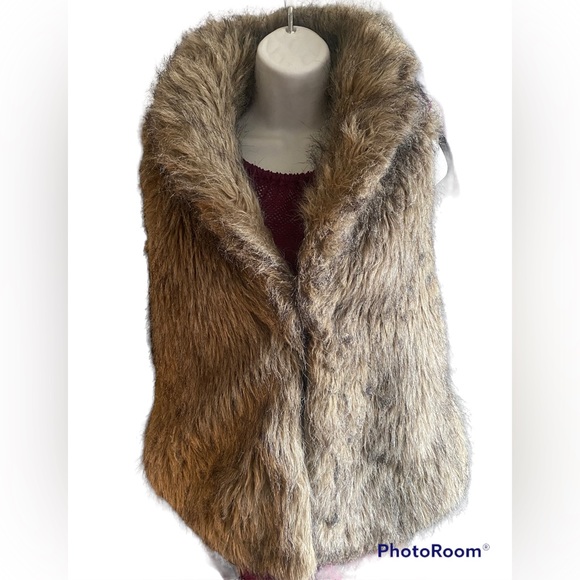 Faux Fur Vest with Pockets & Closures - Picture 2 of 5
